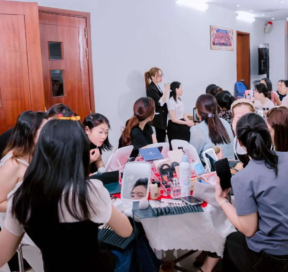 Beauty Workshop hướng dẫn makeup cơ bản cho nhóm nhân sự doanh nghiệp
