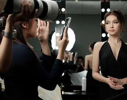 Ekip sản xuất hình ảnh quay chụp beauty content trong studio