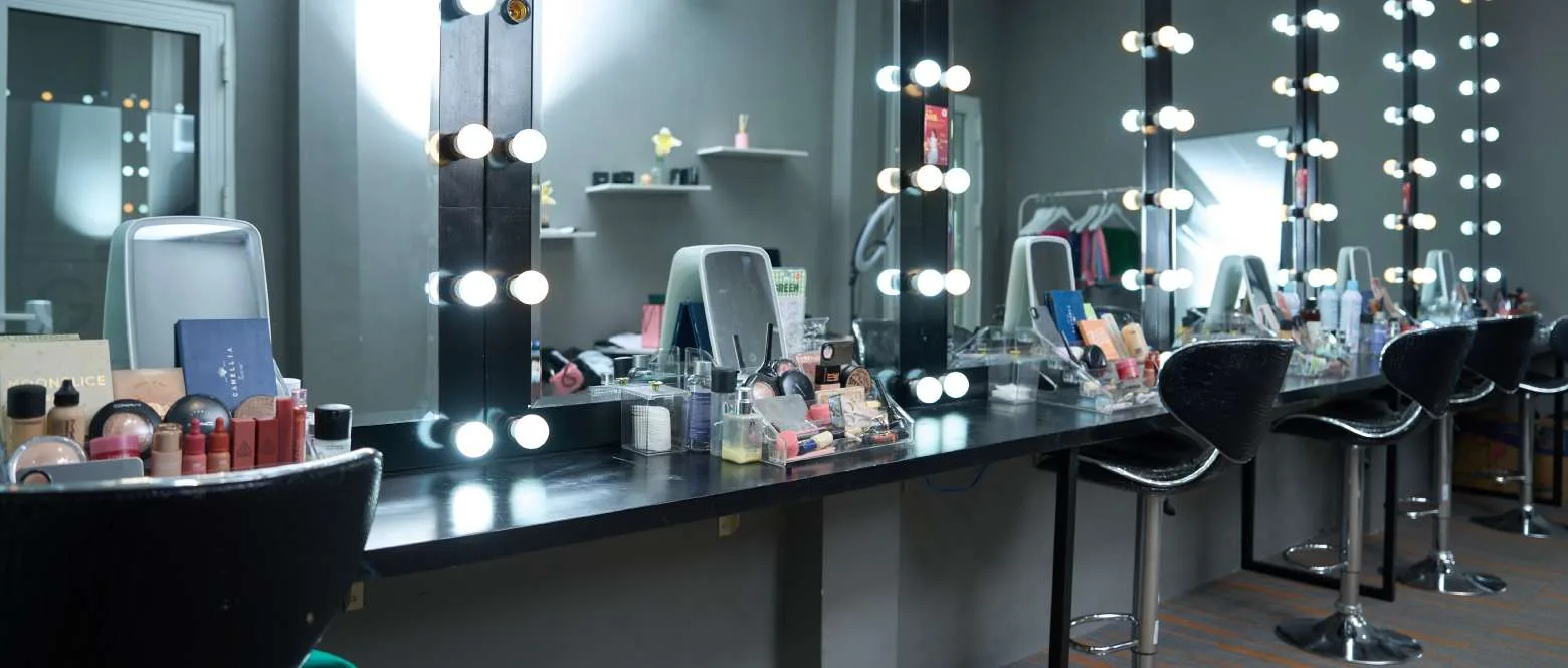 Không gian lớp Makeup Course nhóm nhỏ với bàn gương và mỹ phẩm chuẩn bị sẵn