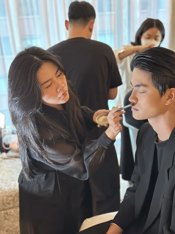 Chu Makeup makeup hậu trường fashion show KIM BESPOKE.