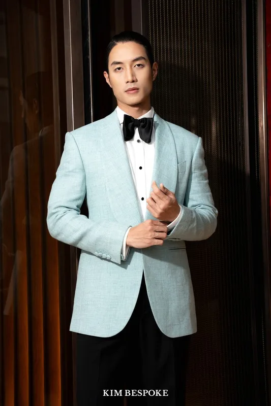 Ảnh người mẫu KIM BESPOKE sau phần makeup/hậu trường.