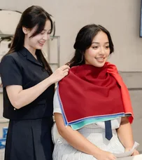 Tư vấn màu sắc và thao tác trực tiếp trên học viên.