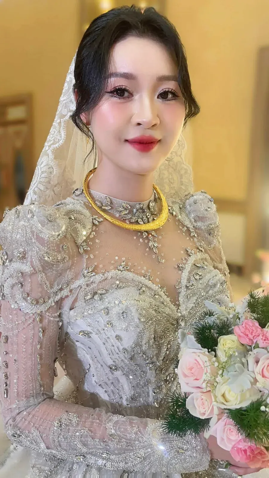 Layout cô dâu với nền da sáng, má hồng và tổng thể mềm mại.