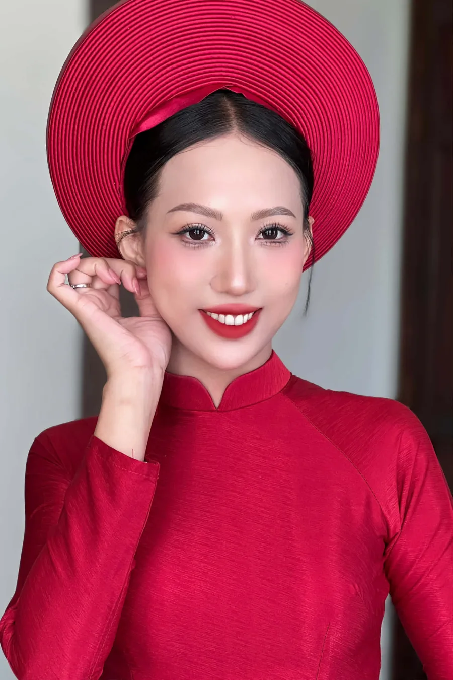 Layout áo dài đỏ, phù hợp concept truyền thống và lên hình rõ nét.
