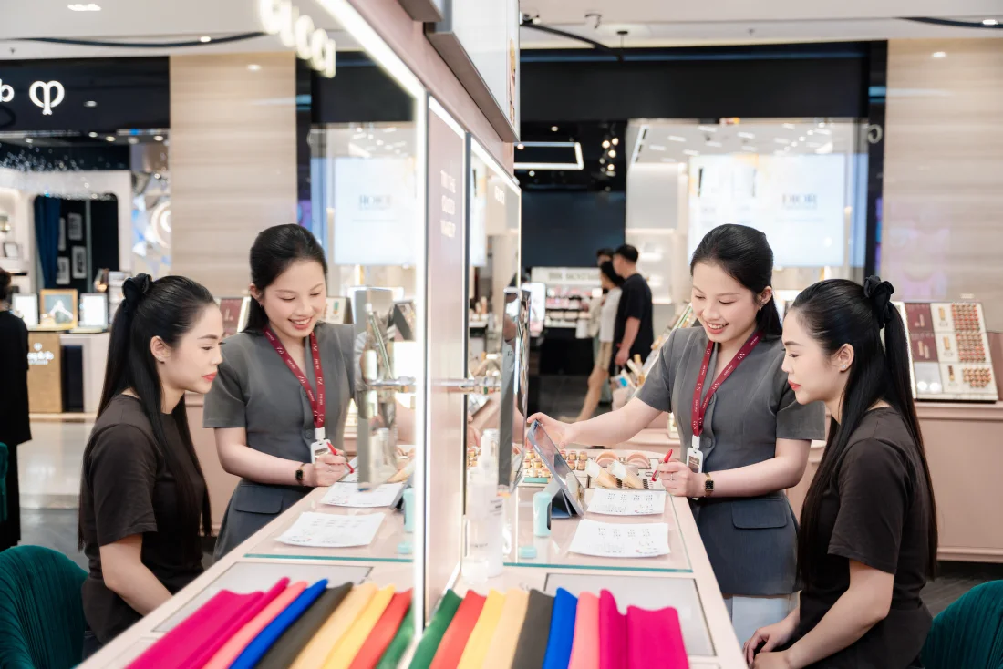 Bối cảnh tư vấn màu sắc và sản phẩm tại Gucci Beauty.