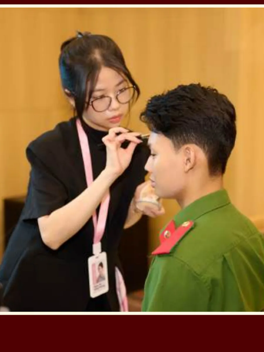Nhung Phan hỗ trợ makeup cho thí sinh tại Đại học Cảnh sát Nhân dân.