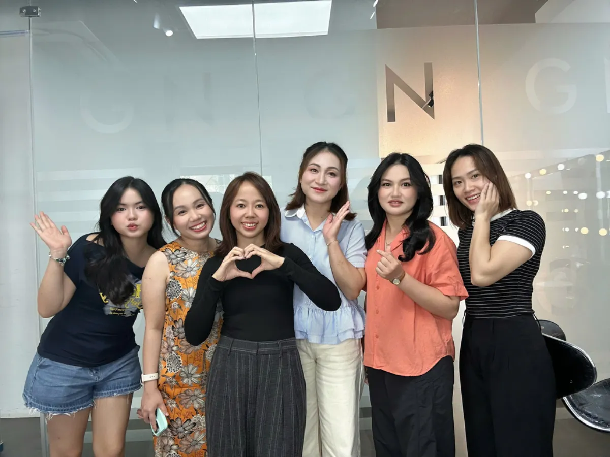 Ảnh lớp học và học viên trong phần thành tích giảng dạy của Mỹ Trinh.