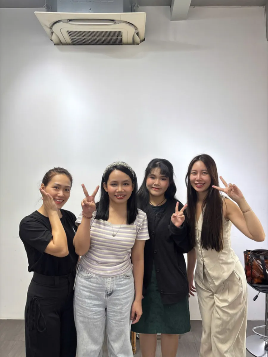Kỷ niệm cùng học viên sau buổi thực hành tại Gạo Nâu Personal Makeup.