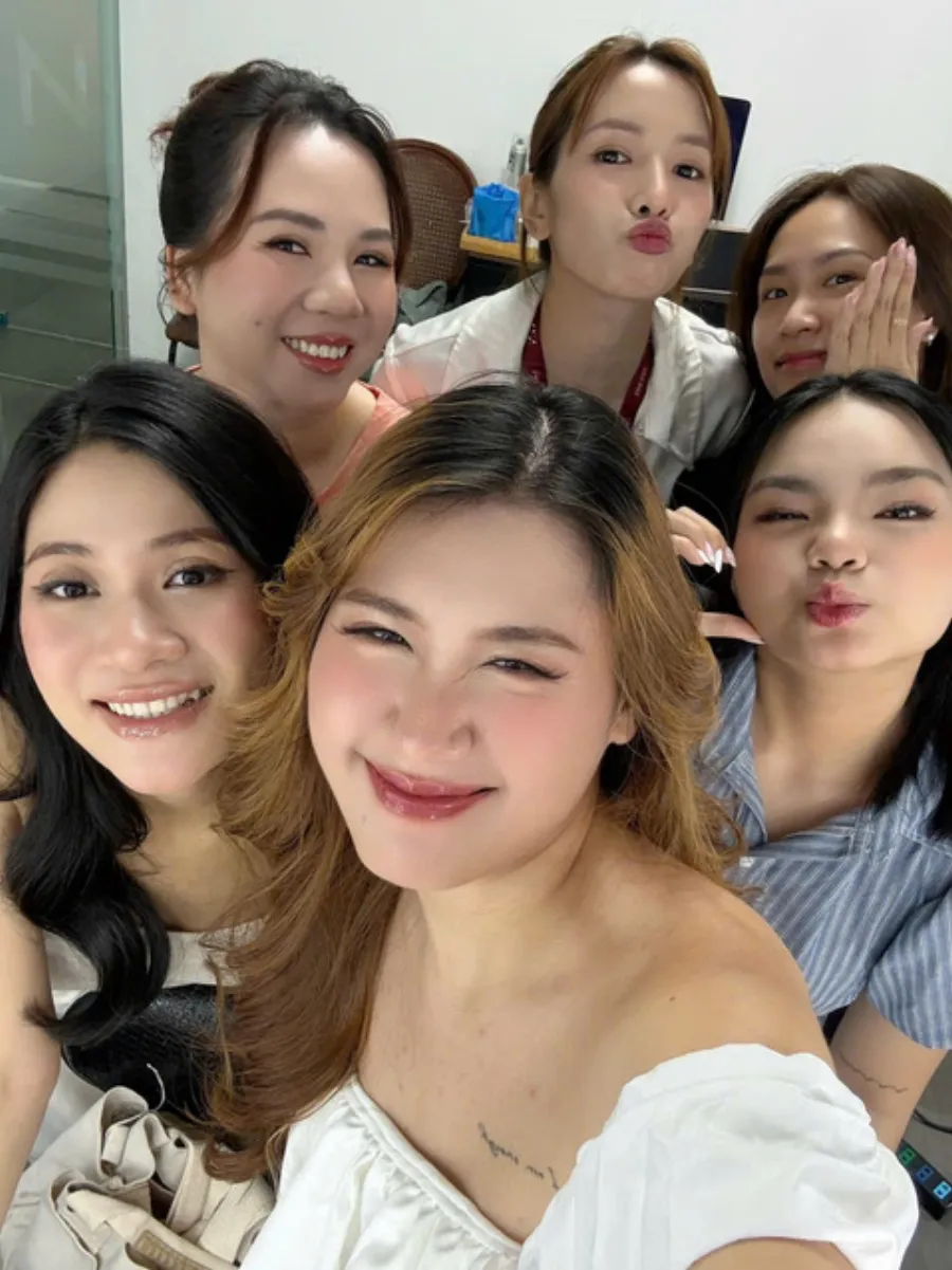 Ảnh học viên và lớp học thể hiện không khí thực hành nhóm nhỏ.