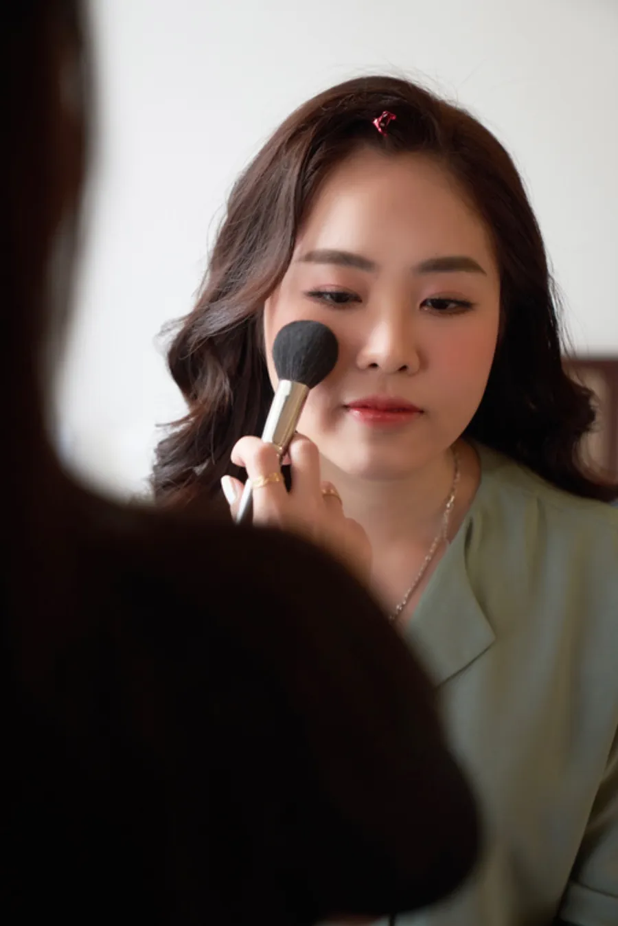 Hậu trường makeup cận mặt, phù hợp minh họa kỹ năng xử lý má và nền.