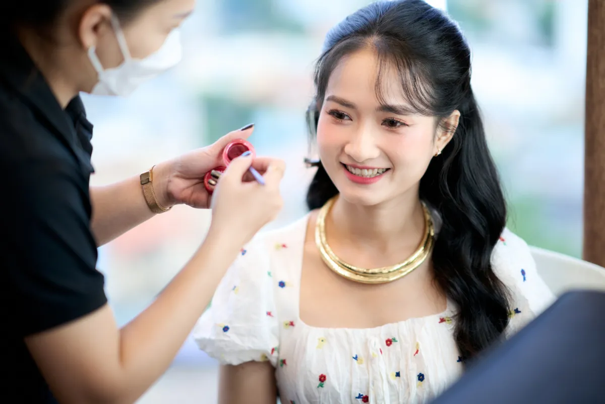 Mỹ Trinh hoàn thiện màu môi trong một job bridal/editorial.