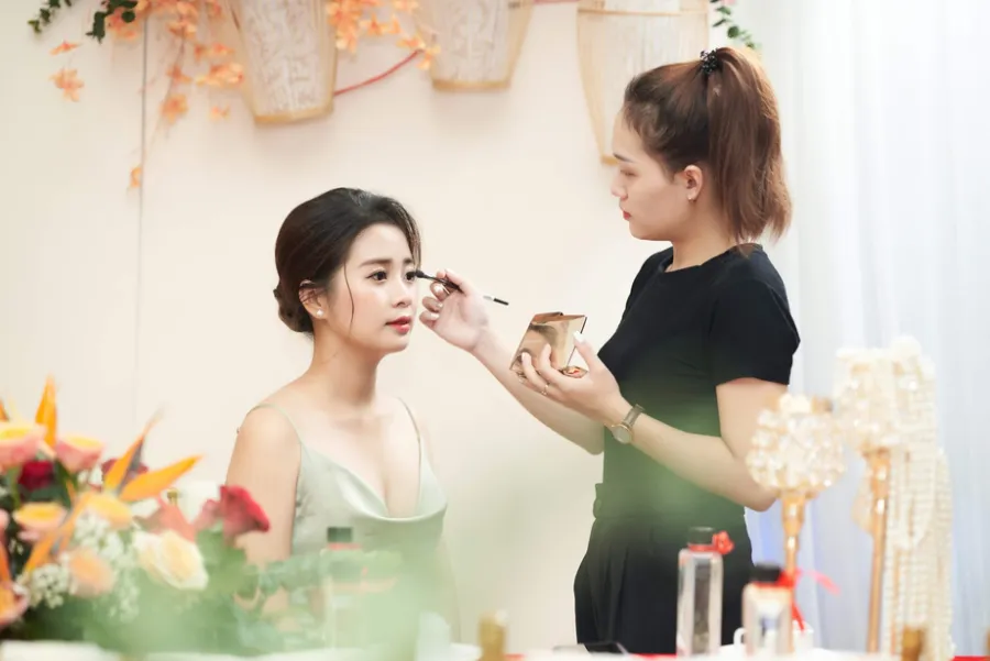 Hậu trường makeup cô dâu với layout mềm, sáng và thanh lịch.