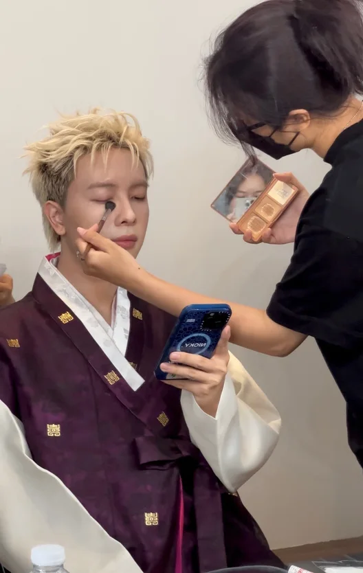 Hậu trường makeup nam trong concept biểu diễn, trích từ mục KOL/Influencer của hồ sơ.