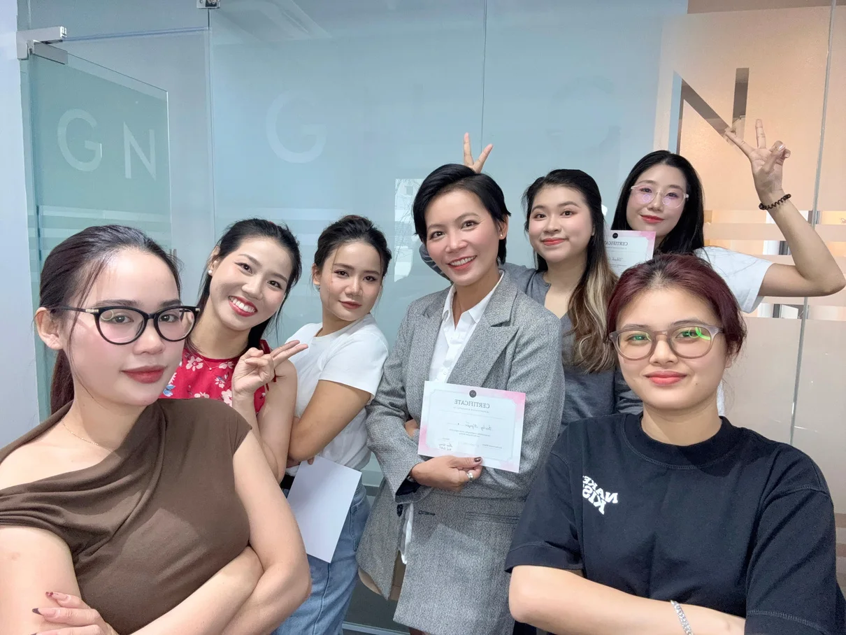 Kỷ niệm lớp học với học viên tại Gạo Nâu Personal Makeup.
