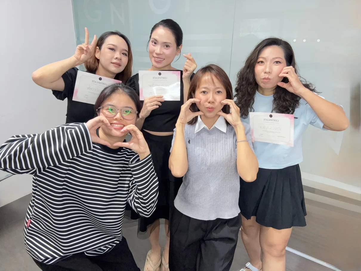 Học viên chụp ảnh cùng Trúc Trăm sau khi hoàn thành buổi học.