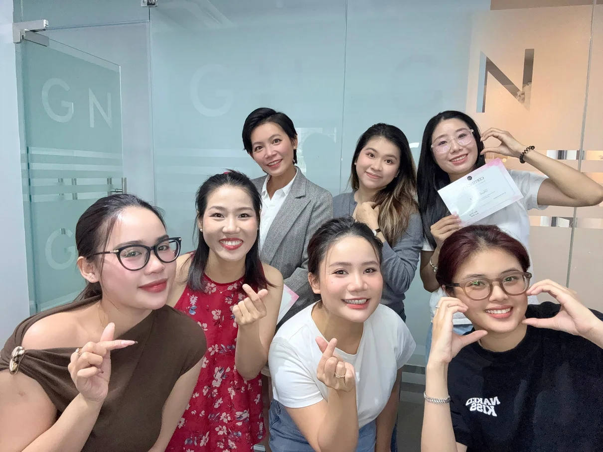 Ảnh nhóm học viên trong phần hình ảnh kỷ niệm của PDF.