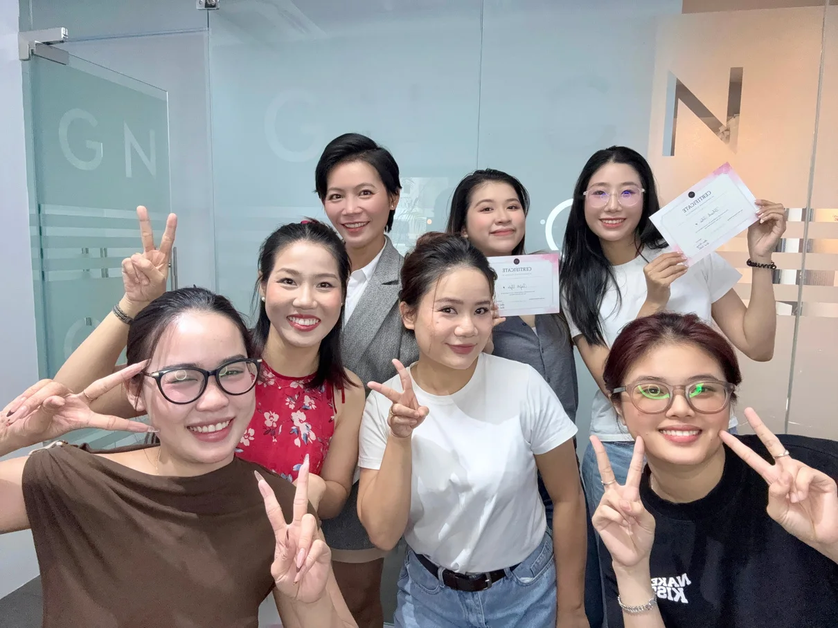 Lớp học có học viên nhận chứng nhận sau khóa.