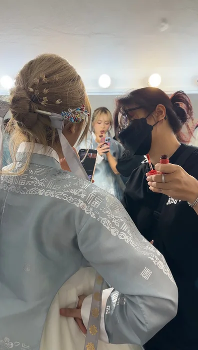 Hair styling và makeup hậu trường trong concept cổ trang.