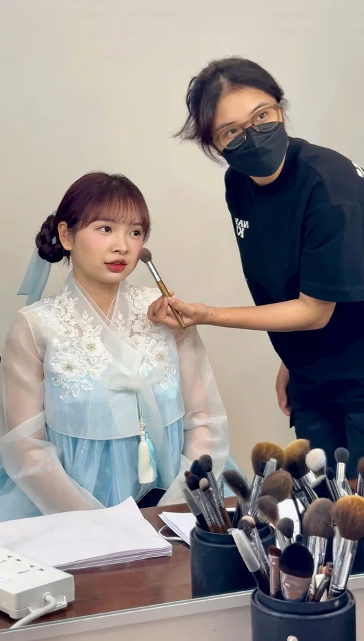 Trúc Trăm trực tiếp hoàn thiện makeup trong hậu trường.