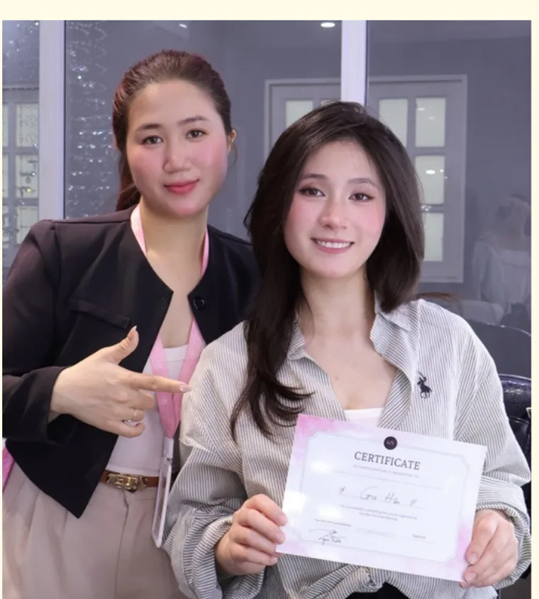 Học viên nhận chứng chỉ của Ngọc Trâm