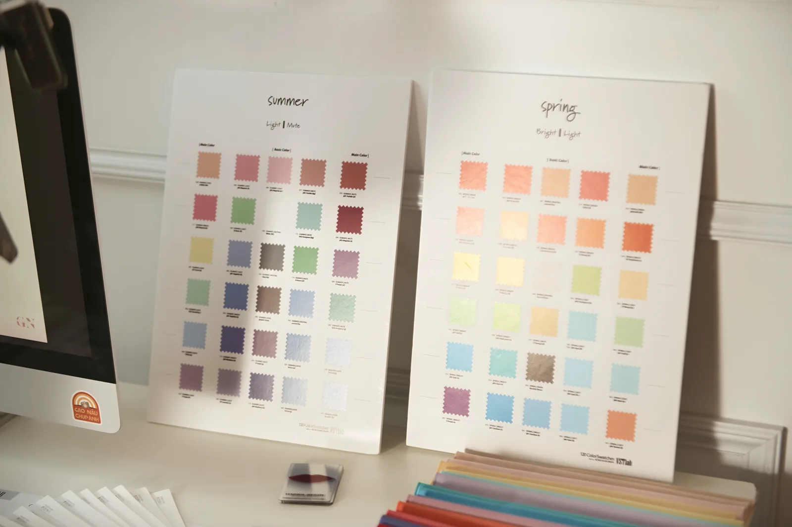 Buổi Personal Color analysis 16 Seasons tại Gạo Nâu Personal Makeup ngày 2 với draping vải màu chuẩn dưới ánh sáng kiểm chuẩn
